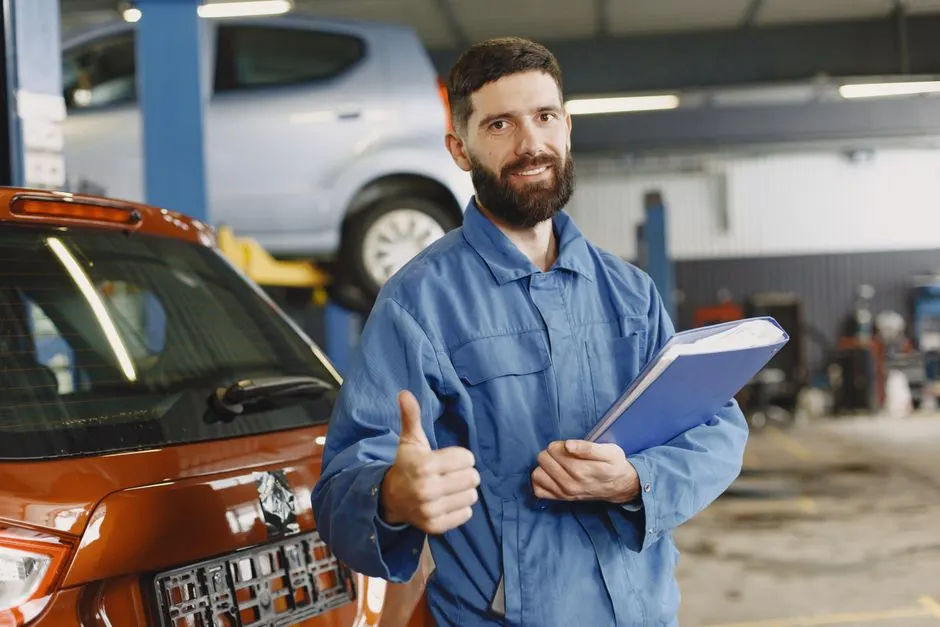 Un acheteur inspecte une voiture d'occasion avec une checklist, capot ouvert, dans une cour.